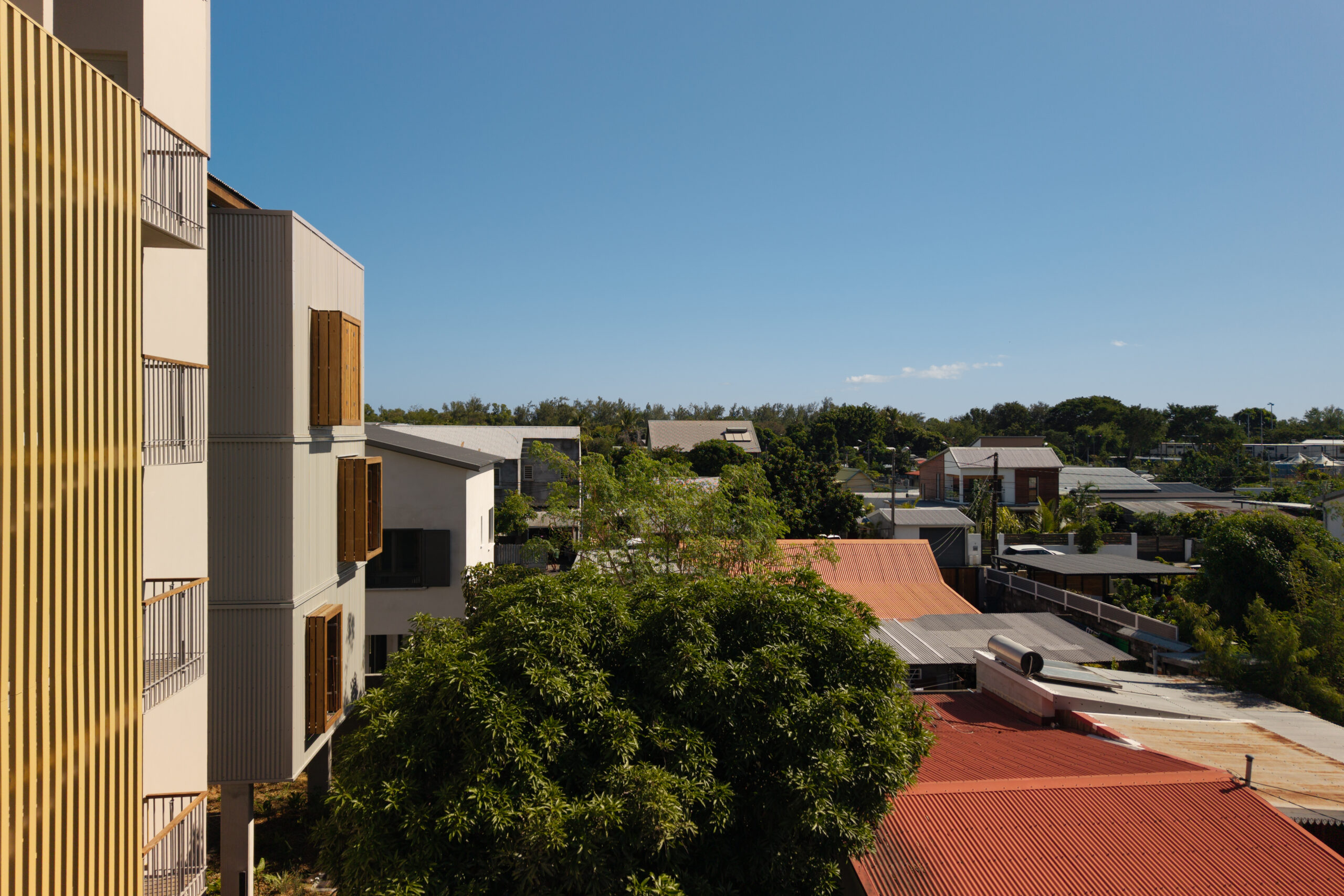 Résidence Les Madeleines à Saint-Paul, La Réunion : vue extérieure de la résidence neuve