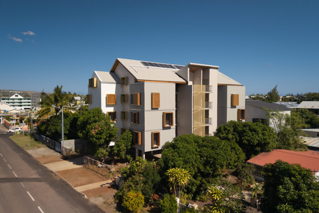 Résidence Les Madeleines à Saint-Paul, La Réunion : vue extérieure de la résidence neuve